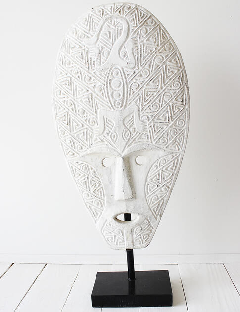 Bílá dřevěná tvář na stojanu