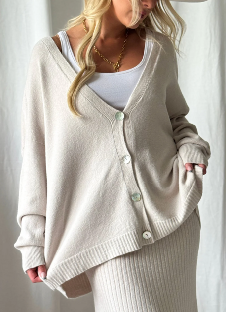 Svetřík Stay Close světlá béžová