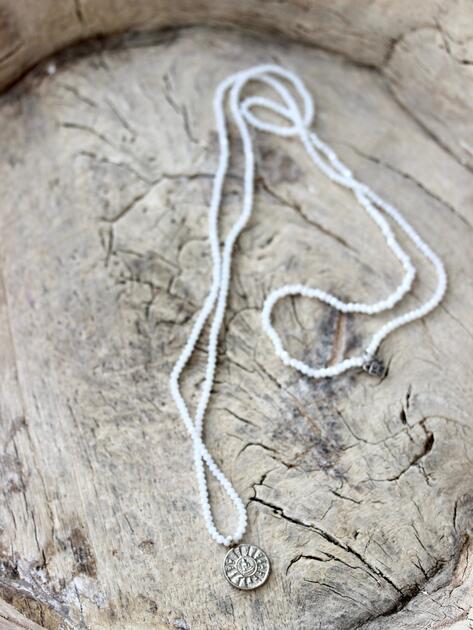 Bílý krystal náhrdelník Buddha 10