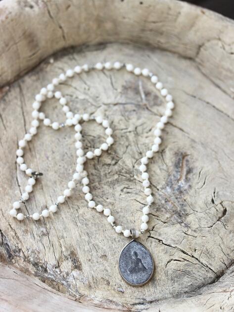 Náhrdelník Howlite  Buddha 22