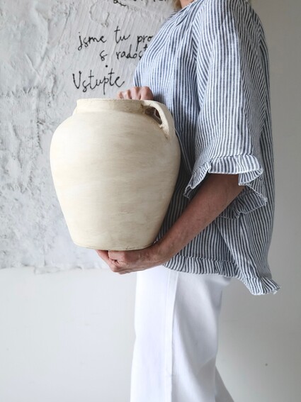 Přírodní váza Aika vzniká z hlíny, která si nese stopu času&nbsp;&hellip;